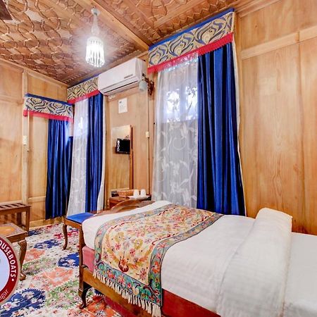 Lake Victoria Houseboats Bed & Breakfast Srinagar  Bagian luar foto