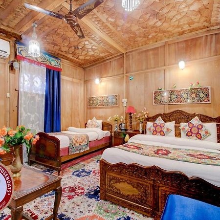 Lake Victoria Houseboats Bed & Breakfast Srinagar  Bagian luar foto