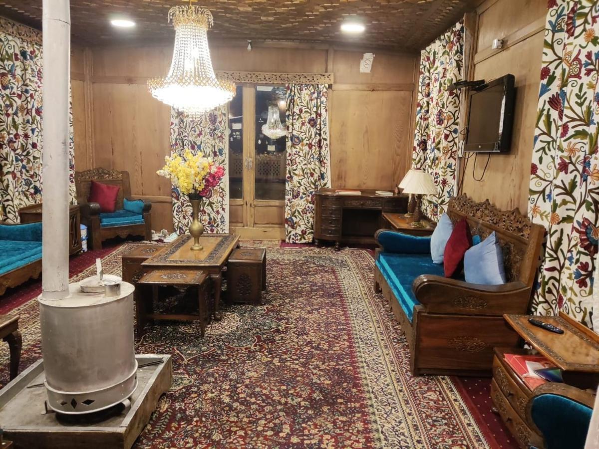 Lake Victoria Houseboats Bed & Breakfast Srinagar  Bagian luar foto