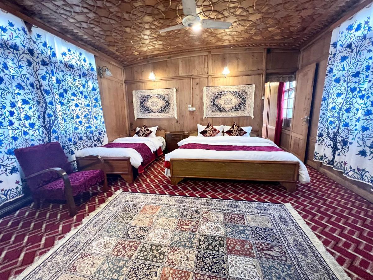 Lake Victoria Houseboats Bed & Breakfast Srinagar  Bagian luar foto