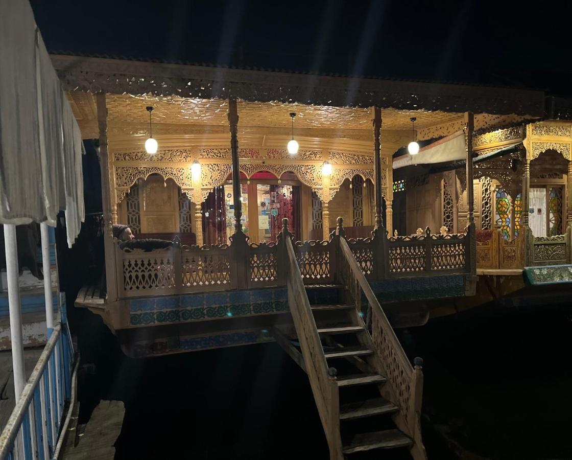 Lake Victoria Houseboats Bed & Breakfast Srinagar  Bagian luar foto