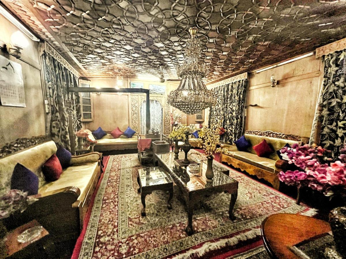 Lake Victoria Houseboats Bed & Breakfast Srinagar  Bagian luar foto