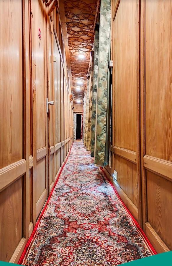 Lake Victoria Houseboats Bed & Breakfast Srinagar  Bagian luar foto