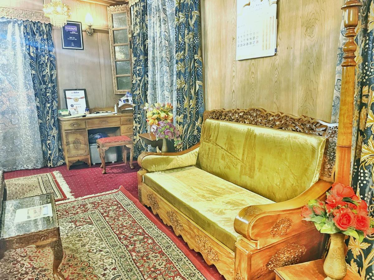 Lake Victoria Houseboats Bed & Breakfast Srinagar  Bagian luar foto