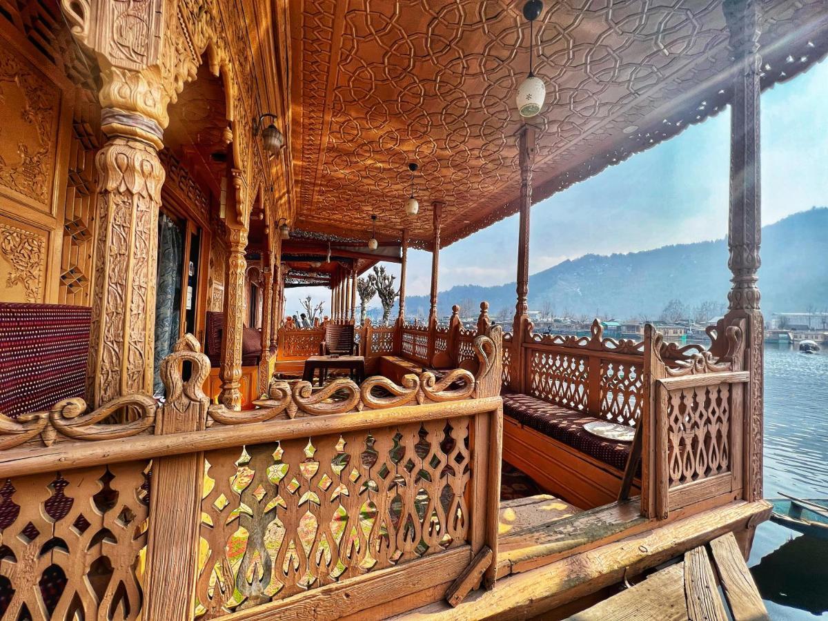Lake Victoria Houseboats Bed & Breakfast Srinagar  Bagian luar foto