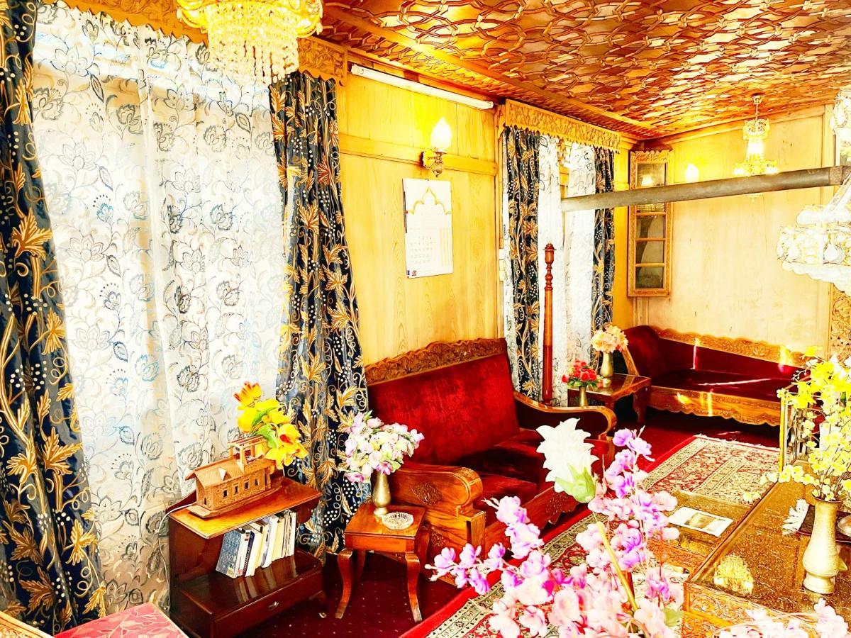 Lake Victoria Houseboats Bed & Breakfast Srinagar  Bagian luar foto