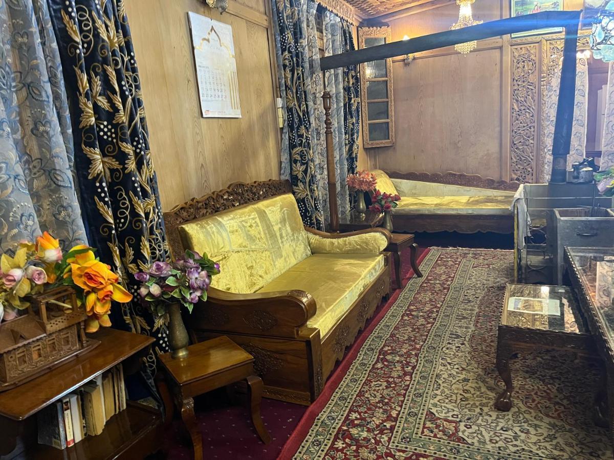 Lake Victoria Houseboats Bed & Breakfast Srinagar  Bagian luar foto