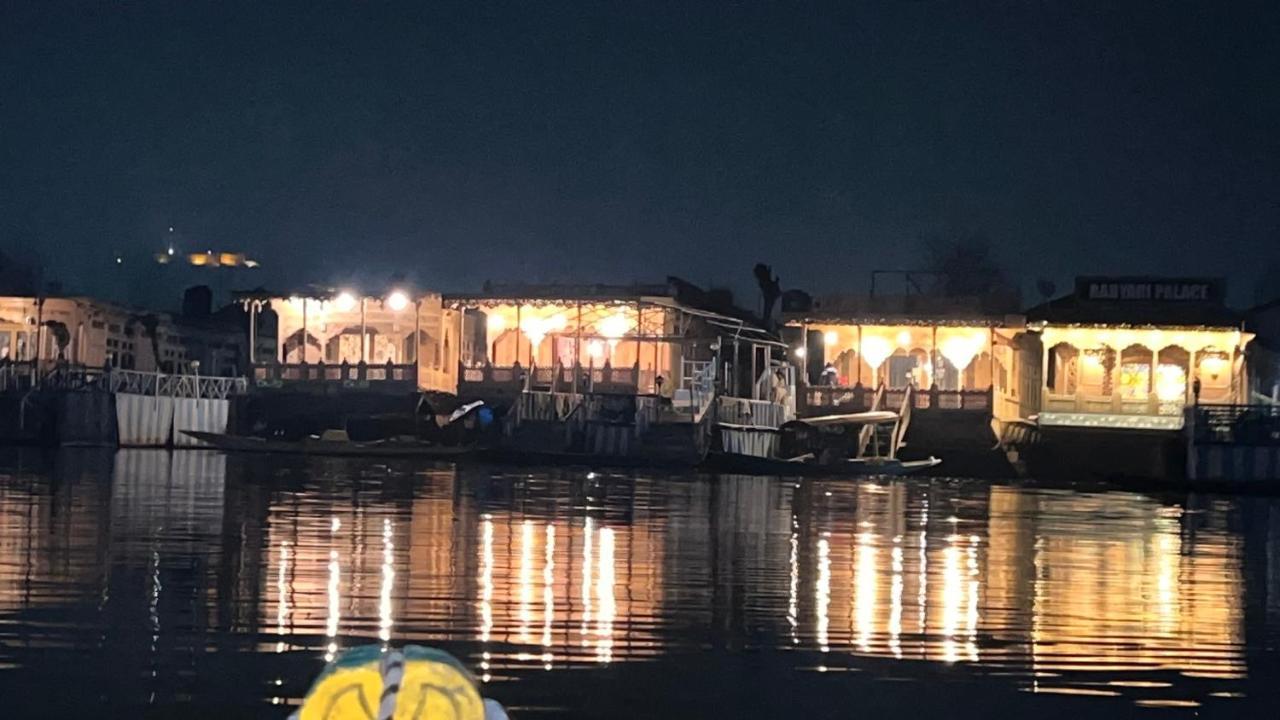 Lake Victoria Houseboats Bed & Breakfast Srinagar  Bagian luar foto
