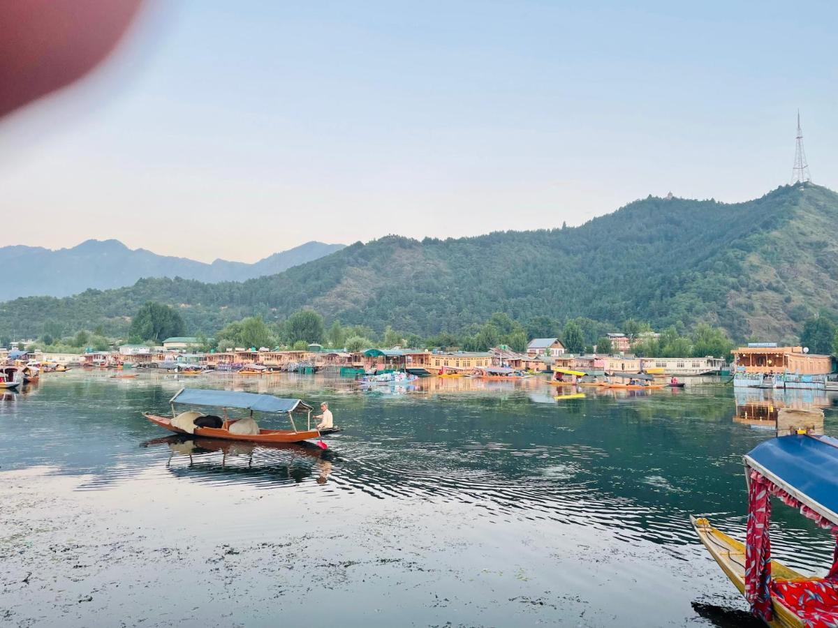 Lake Victoria Houseboats Bed & Breakfast Srinagar  Bagian luar foto