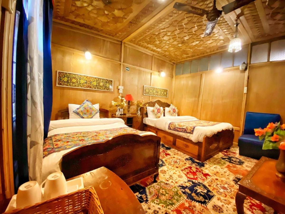 Lake Victoria Houseboats Bed & Breakfast Srinagar  Bagian luar foto