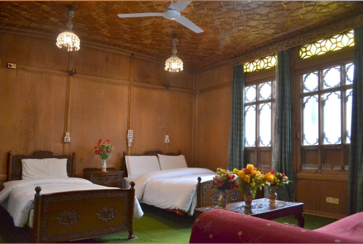 Lake Victoria Houseboats Bed & Breakfast Srinagar  Bagian luar foto