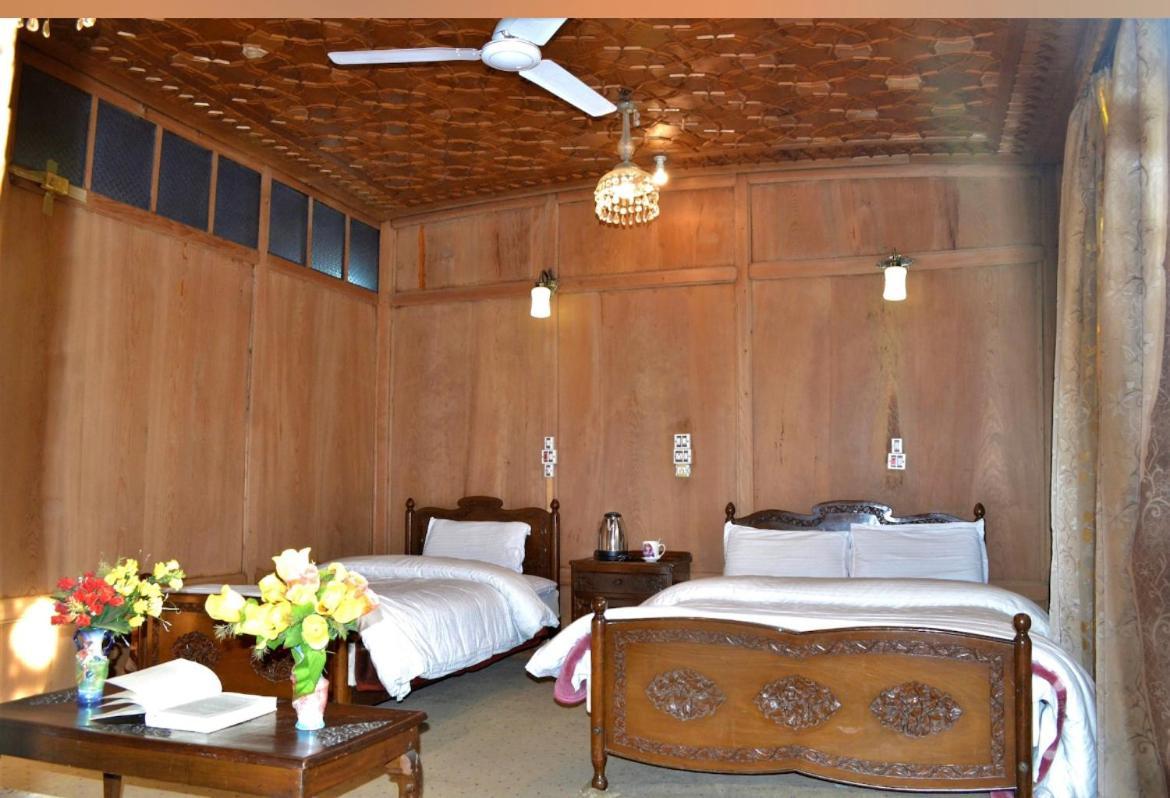 Lake Victoria Houseboats Bed & Breakfast Srinagar  Bagian luar foto