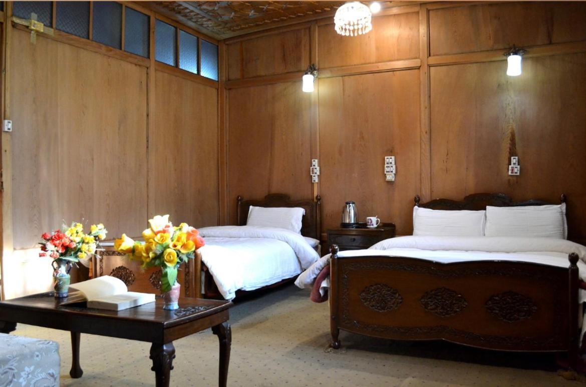 Lake Victoria Houseboats Bed & Breakfast Srinagar  Bagian luar foto